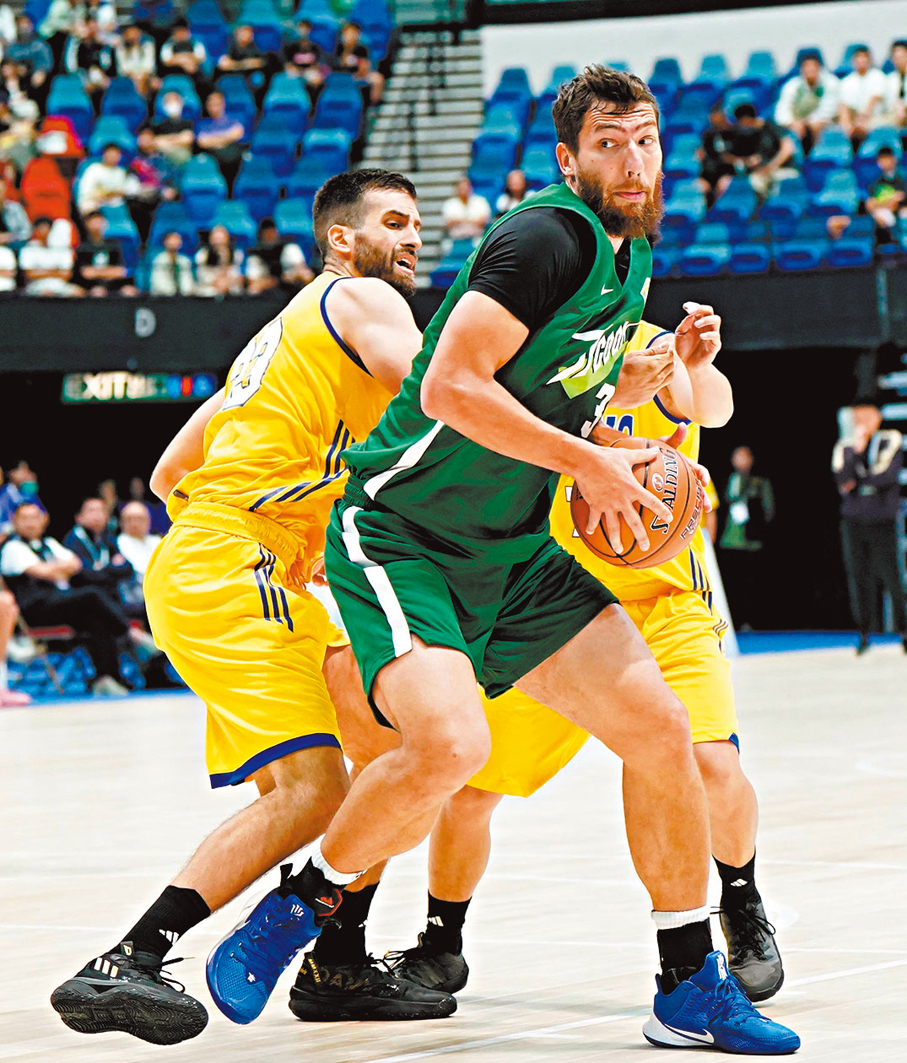 ●惠龍兒（綠衫）大讚今次測試賽氣氛如同國際賽一樣。 香港文匯報記者張發兒  攝