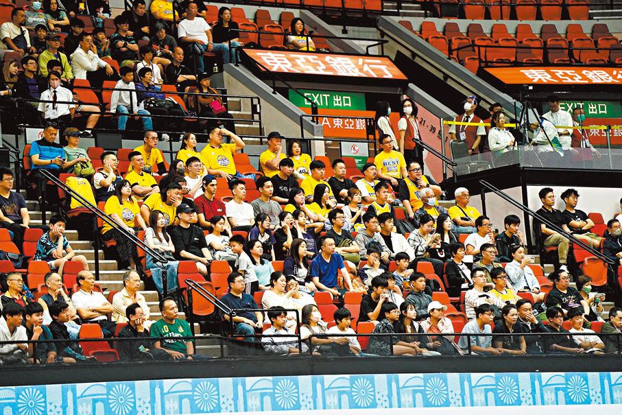 ●現場球迷觀戰。 香港文匯報記者張發兒  攝