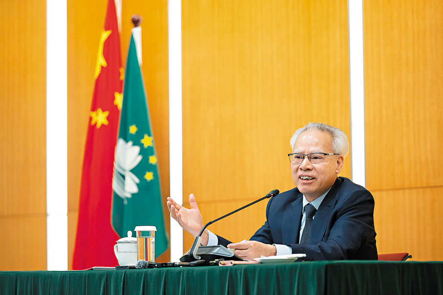 ●4月27日,澳門特區行政長官岑浩輝接受媒體團採訪。 新華社