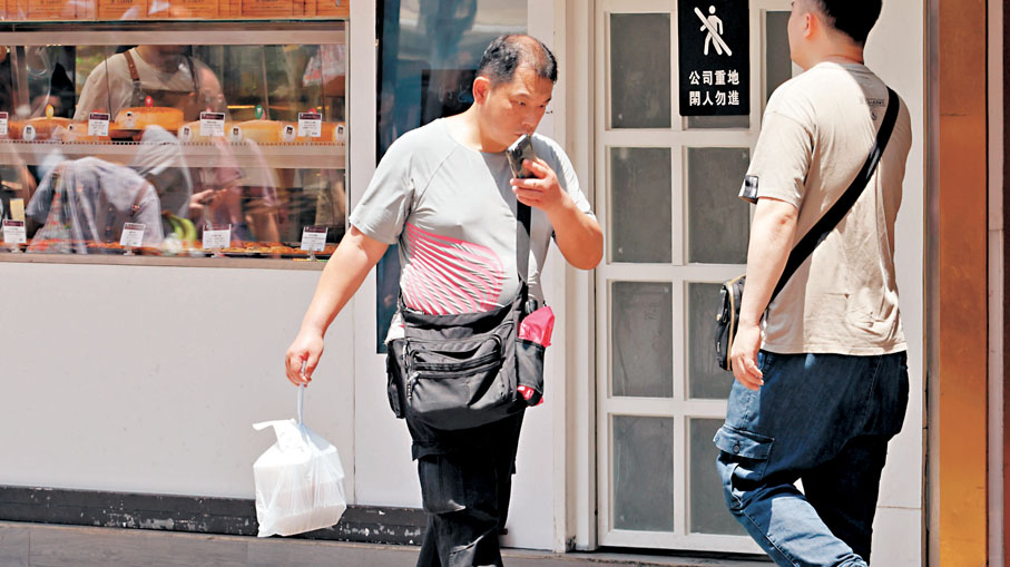 ●在算法壓力下奔跑的外賣員,看似自由實則神經緊張。香港文匯報記者黃艾力 攝