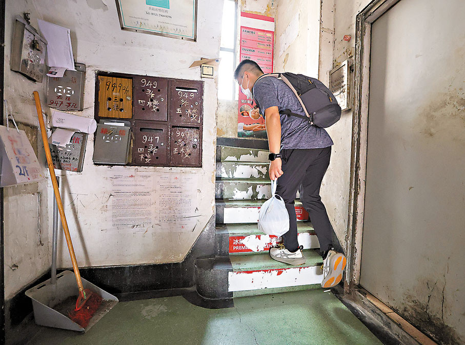 ●【爬樓行山】步兵外賣員「爬樓行山」也是家常便飯。香港文匯報記者曾興偉 攝