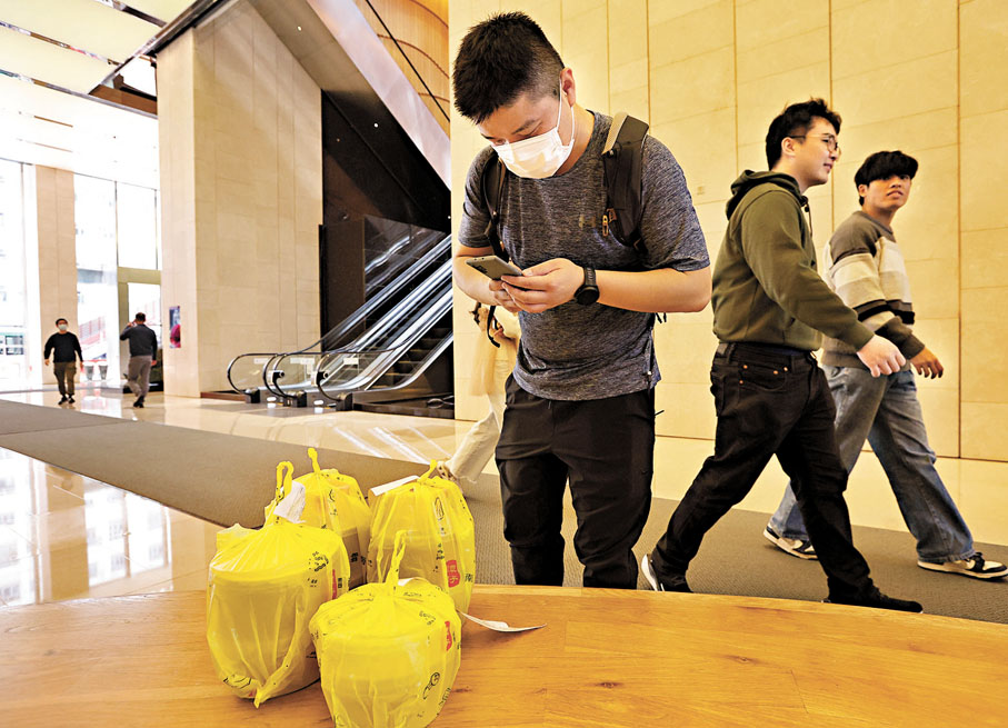 ●【聯絡顧客】外賣員抵達送遞地址後聯絡顧客同樣是急迫的過程。 香港文匯報記者曾興偉 攝