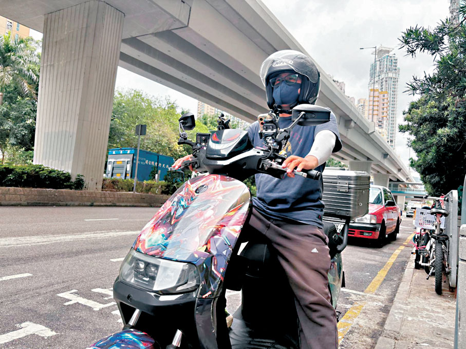 鄧先生是Deliveroo較早的一批員工,當初入職更獲得平台「飯鐘福利」的承諾。除此之外,早期Deliveroo設區長制,外賣員返工前的一周需向當區區長報到,即使後期取消區長後,也需在Deliveroo軟件程式中登記返工的時間與一般打工仔無異,但福利全無。 香港文匯報記者洪澤楷 攝