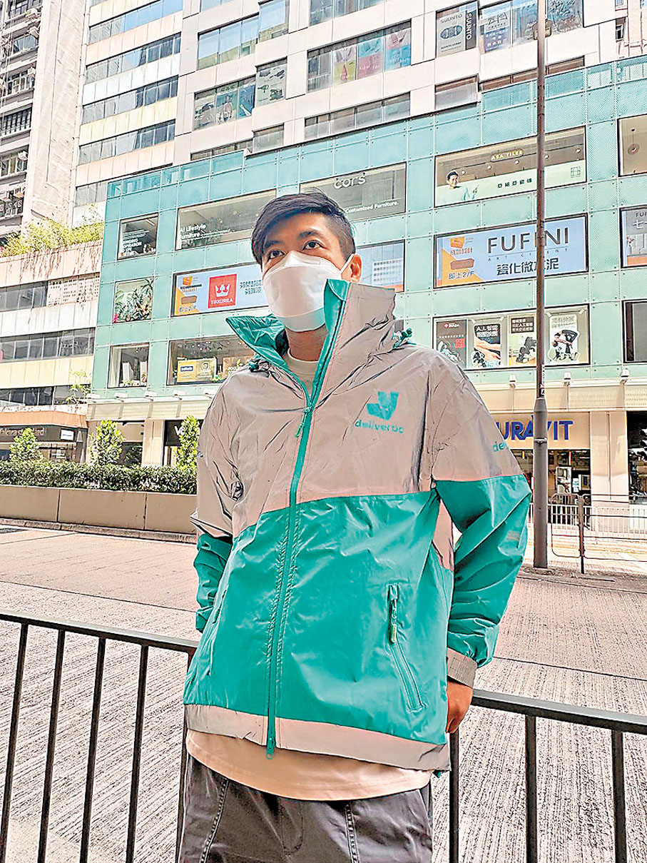 葉先生在2021年11月底於Deliveroo全職效力四年,為加快送餐效率,他購置一輛電單車,但在一次送餐途中被一輛貨車所撞,葉先生連人帶車摔倒在路面。在醫院檢查後發現,頸部、右手及背部受到不同程度的損傷。醫生檢查後為葉先生開出十個月的病假紙。平台只承擔六個月醫療費。 香港文匯報記者洪澤楷 攝