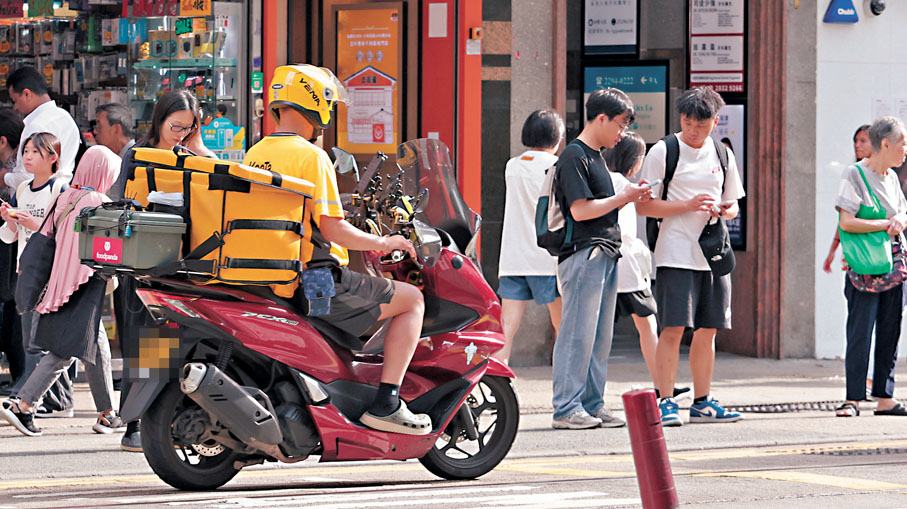 ●外賣員為生計自掏腰包全副武裝。香港文匯報記者黃艾力 攝