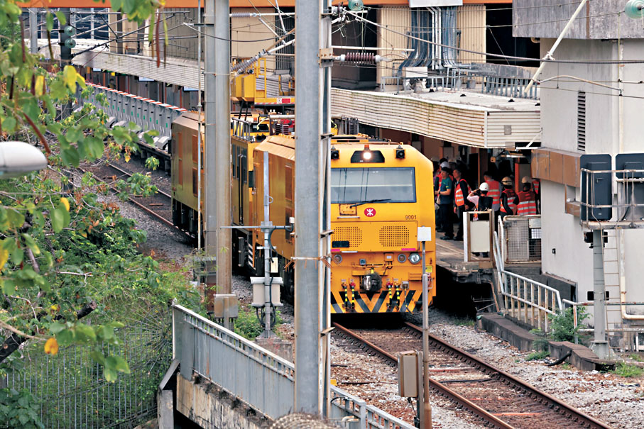 ●港鐵東鐵線發生工程車機件故障,列車服務受阻近7小時。 香港文匯報記者劉友光 攝
