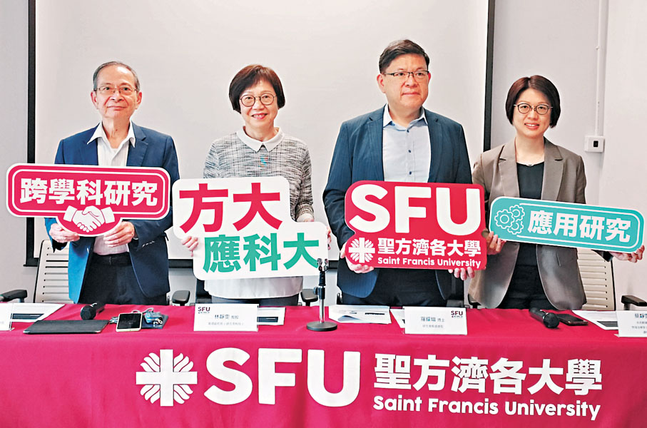 ●方大研究資助撥款在本學年錄得顯著增長。左二:林靜雯、右一:蔡靜雯。香港文匯報記者陸雅楠 攝