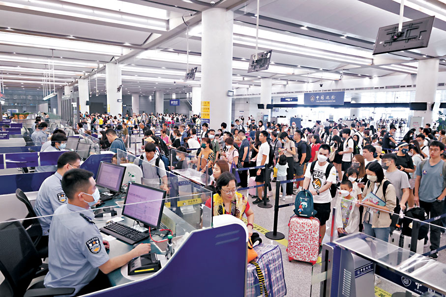 ●截至4月27日,經港珠澳大橋珠海公路口岸出入境旅客已突破1,000萬人次,同比增長超過18.9%。圖為旅客經大橋珠海口岸通關。 資料圖片