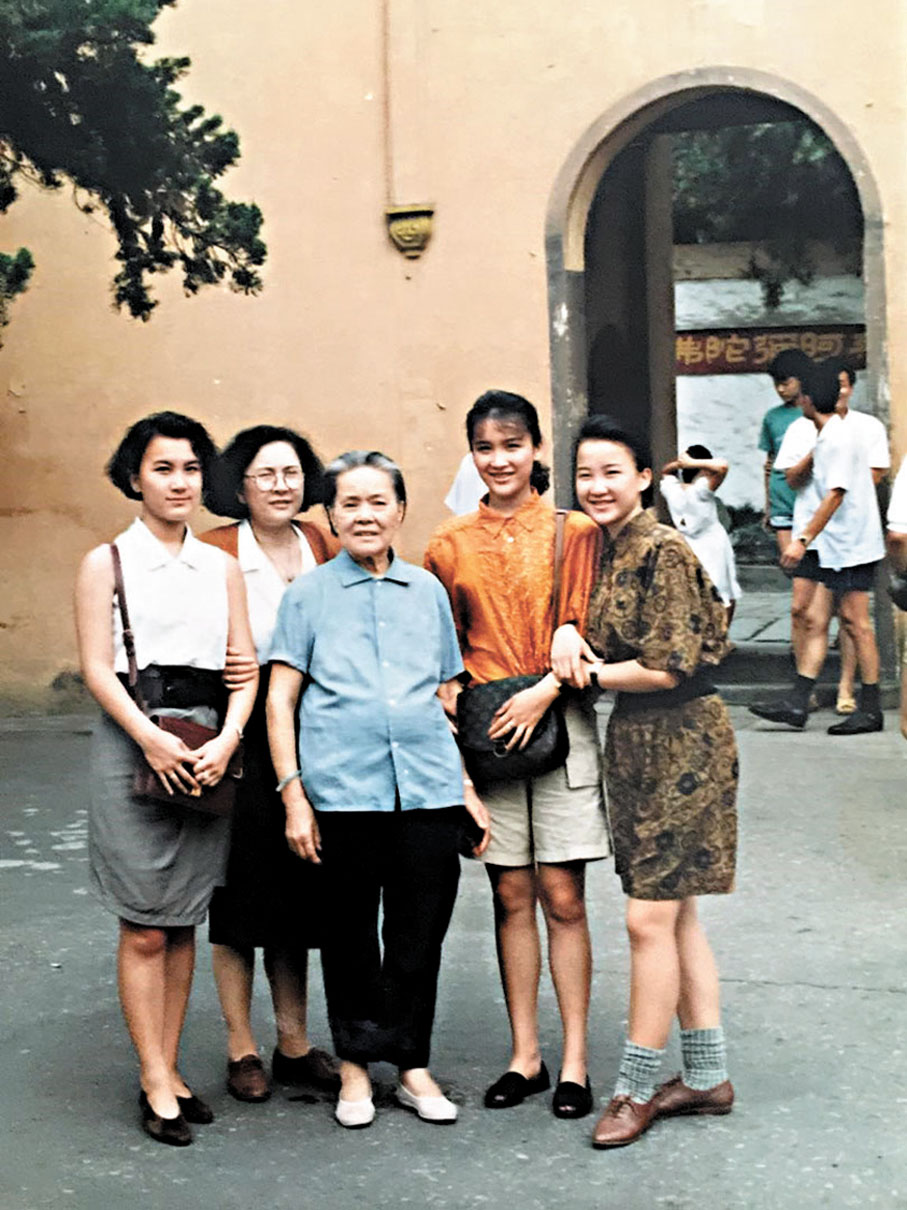 ●李媽媽和李思林的姊妹們早年在家鄉留影。