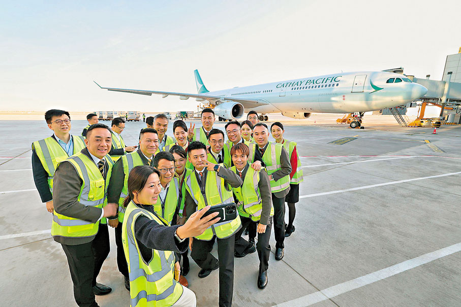 ●首航的機組人員與飛機A330-300空中巴士合照。 國泰供圖