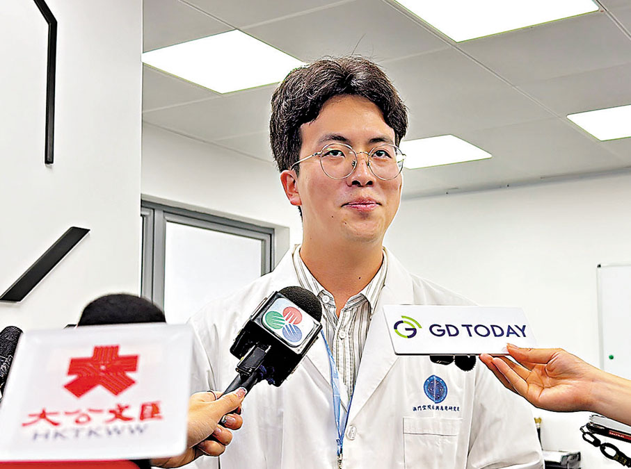●澳科衛星科學與應用數據中心技術員李森為記者介紹項目進展。香港文匯報記者黃寶儀 攝