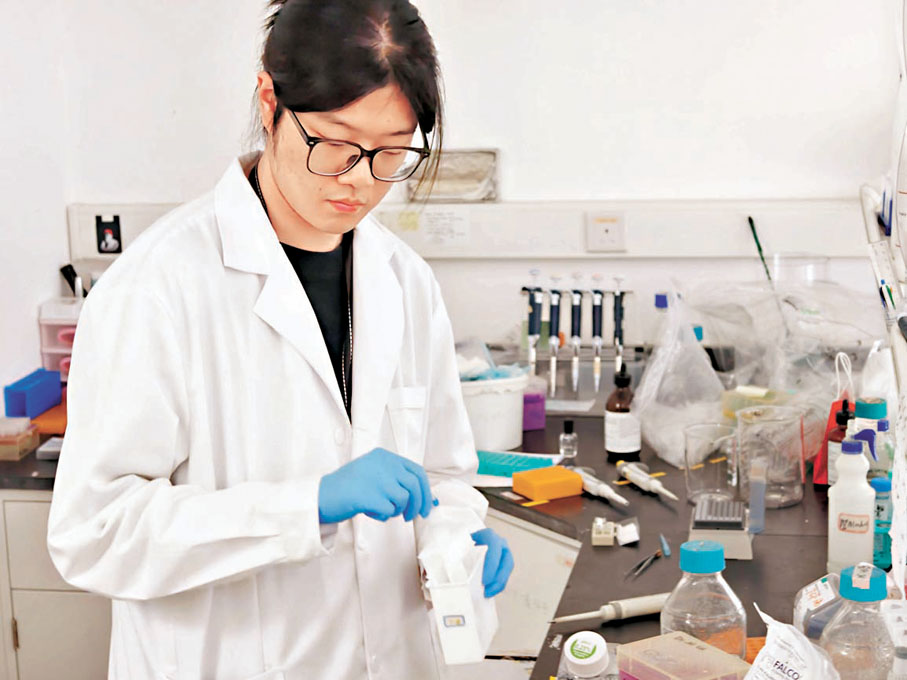 ●澳門大學中藥質量研究國家重點實驗室裏,學生正在做實驗 。香港文匯報記者帥誠 攝