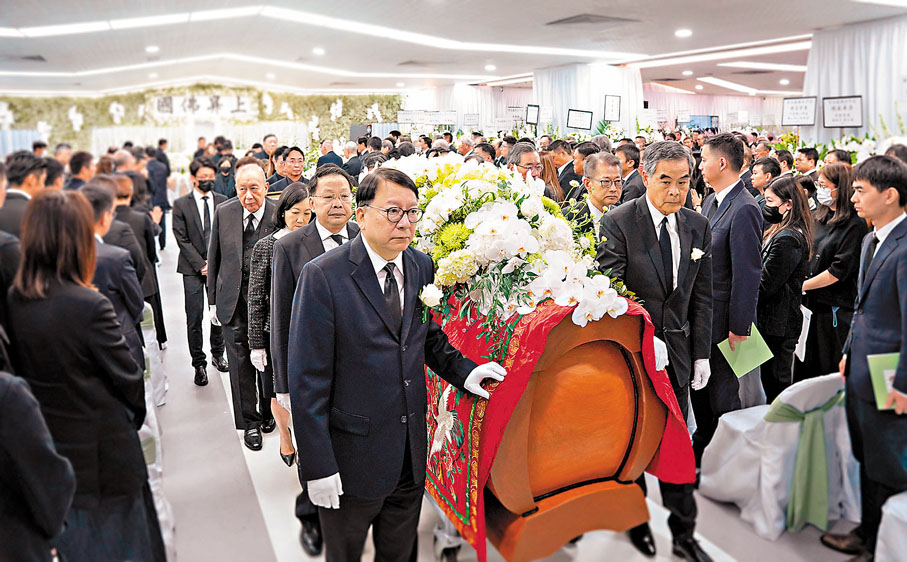 ●梁振英、陳國基等政商翹楚為李兆基扶靈。恒基供圖