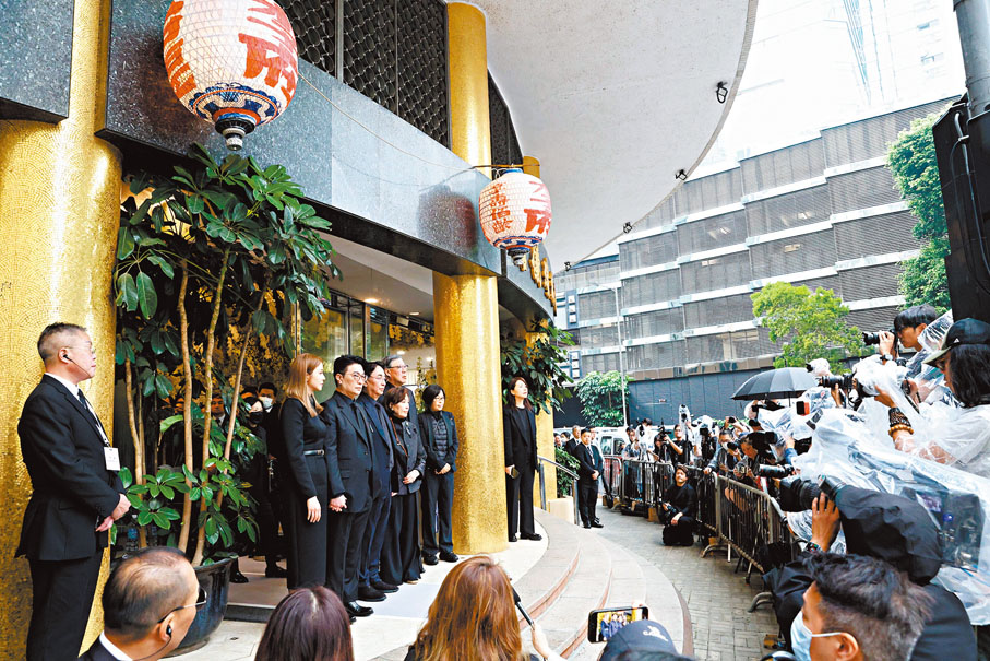 ●四叔家屬昨日兩度見傳媒,在團體公祭開始前,四叔兩子三女以及兒媳婦、女婿一齊現身。香港文匯報記者曾興偉 攝