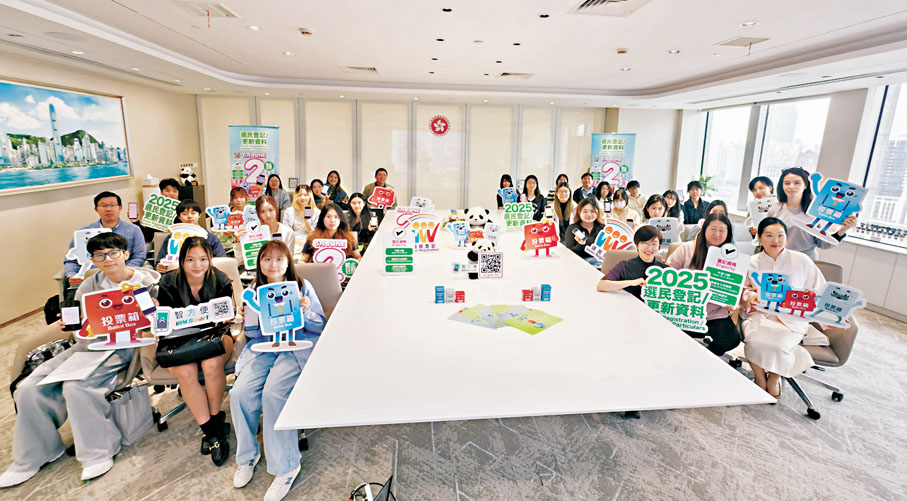 ●活動現場的熊貓公仔和投票箱卡通形象非常受到青年朋友們的喜愛。香港文匯報記者張帆 攝