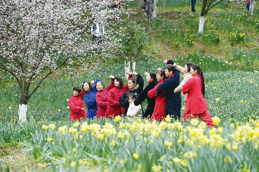 ●遊客在貴州黔南州龍里縣龍架山國家森林公園觀賞鬱金香。 潘希來 攝