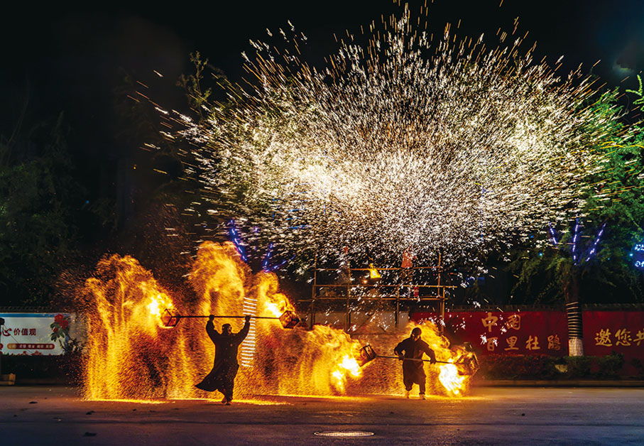 ●在貴州畢節百里杜鵑，白天賞杜鵑繁花，晚上看鐵花火壺。 范暉 攝