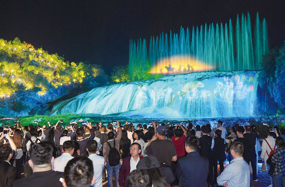 ●遊客在貴州安順黃果樹瀑布景區陡坡塘體驗夜遊項目。　 　賈智 攝