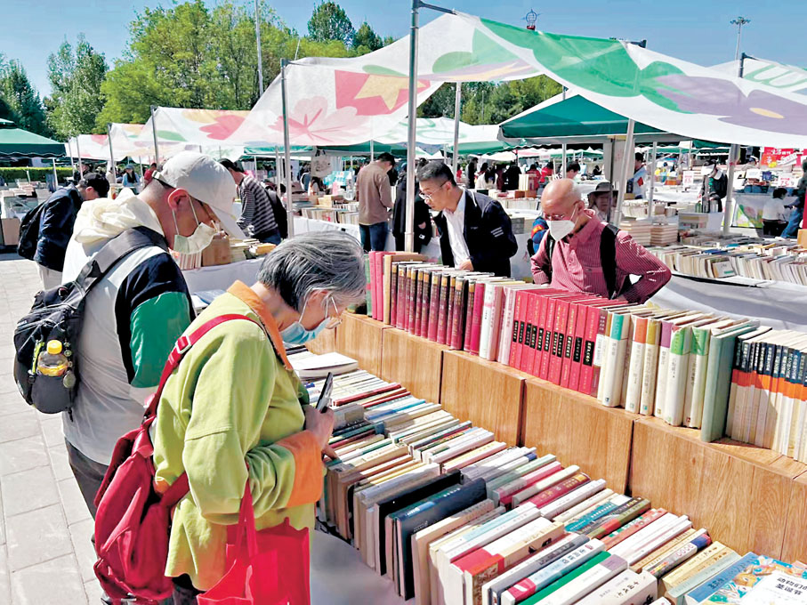 ●全國近200家知名出版社攜50餘萬種出版物亮相北京書市。 記者郭瀚林 攝