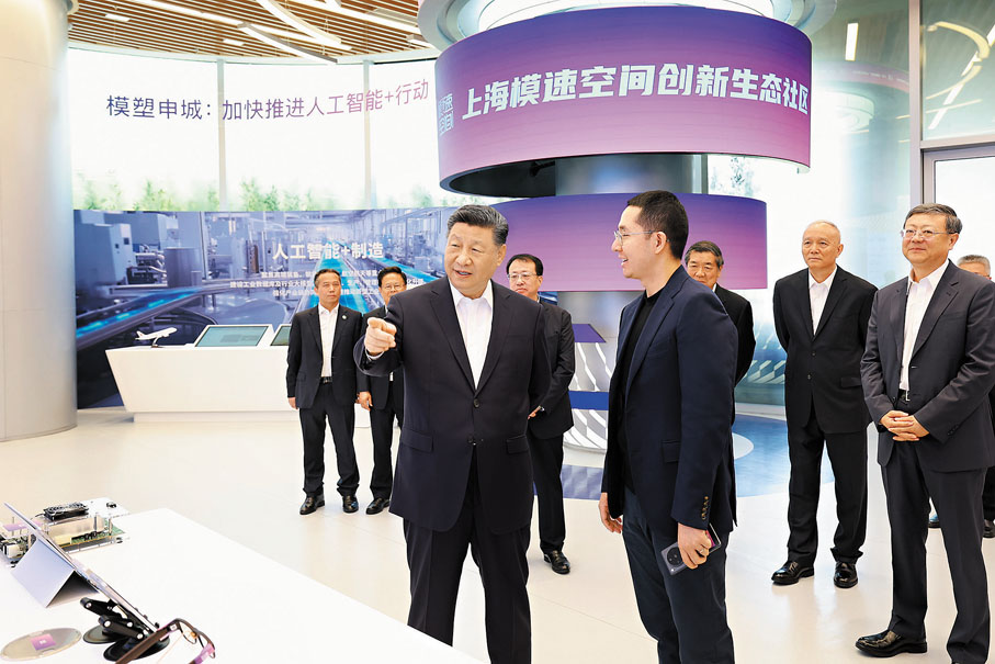 ●4月29日，中共中央總書記、國家主席、中央軍委主席習近平在上海考察。這是習近平在位於徐匯區的上海「模速空間」大模型創新生態社區，察看大模型產品展示。新華社