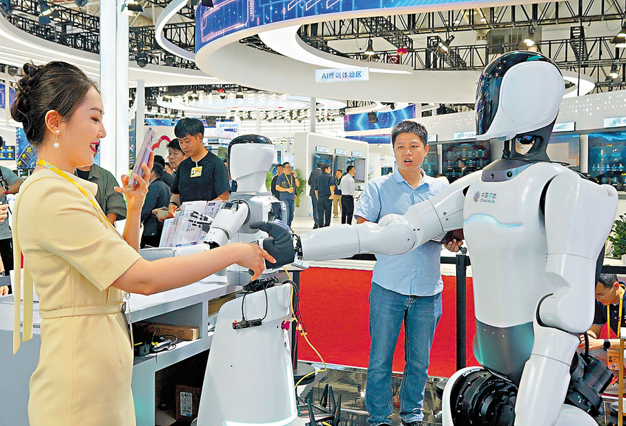●人工智能機器人等一批新技術、新服務、新產品在本次峰會上呈現，首展率達65%以上。香港文匯報記者蔣煌基  攝