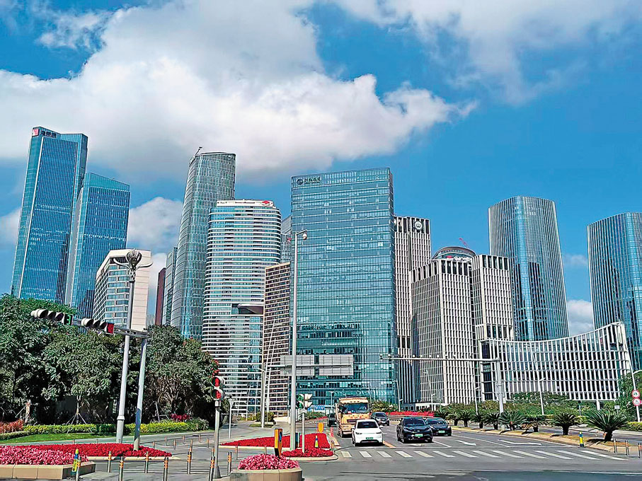 ●有專家估計，香港轉數快與網上支付跨行清算系統互聯互通首批應用場景會在前海或河套落地發展。圖為前海發展城區。 香港文匯報記者李昌鴻  攝