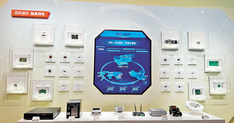 ●天沐琴台合作區規劃展覽館內，展示了各種琴澳產業合作成果，圖為芯片產品展示。 香港文匯報記者黃寶儀  攝