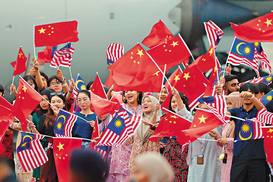 ●4月15日，中國國家主席習近平對馬來西亞進行國事訪問。圖為歡迎人群。 資料圖片