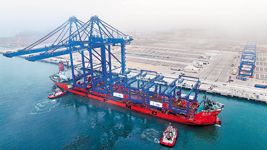 ●2024年6月27日，岸邊集裝箱起重機和軌道吊運抵秘魯錢凱港。 資料圖片