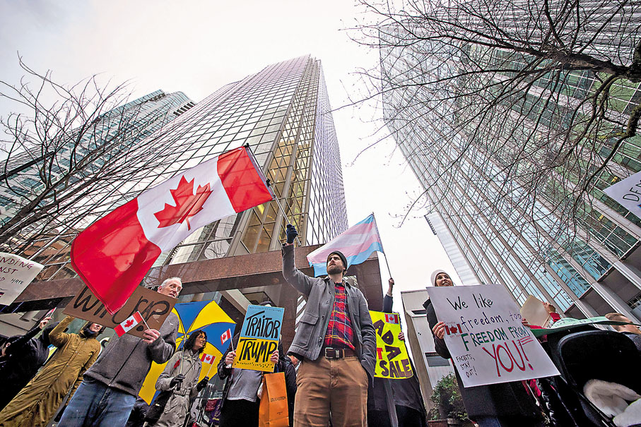 ●2025年3月4日，加拿大人在美駐溫哥華大使館外抗議特朗普政府對加拿大徵稅，並欲將加拿大變成美國第51個州。 資料圖片