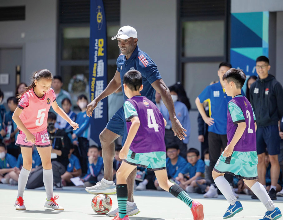 ●曼聯名宿約基（Dwight Yorke）早前來港到訪「賽馬會學界足球發展計劃」的夥伴學校，與足球校隊學生切磋球技。