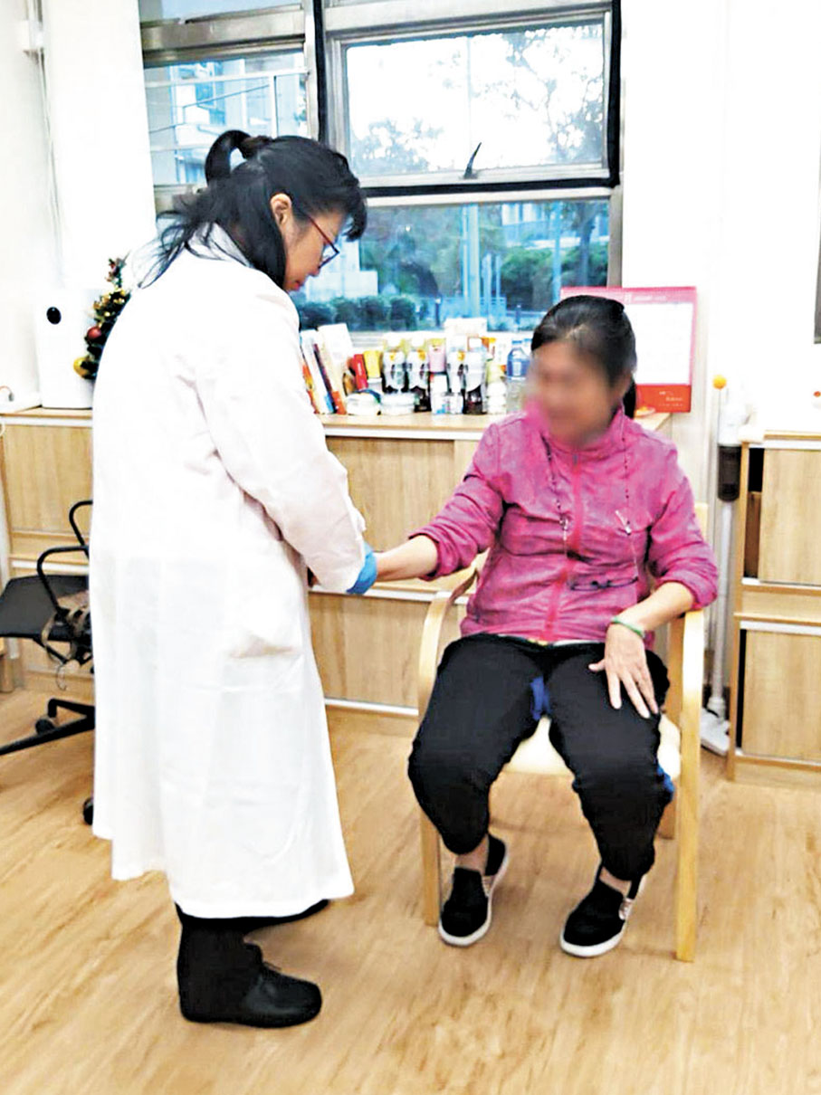 ●坪洲及喜靈洲關愛隊舉辦義診，邀請專業脊醫為長者提供免費脊骨健康檢查和基礎護理服務。 作者供圖