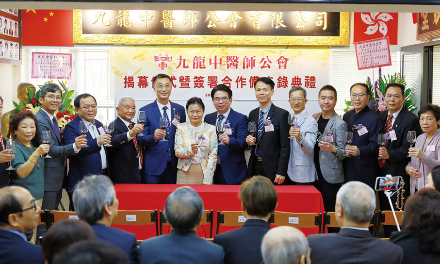 ●主禮嘉賓祝酒。