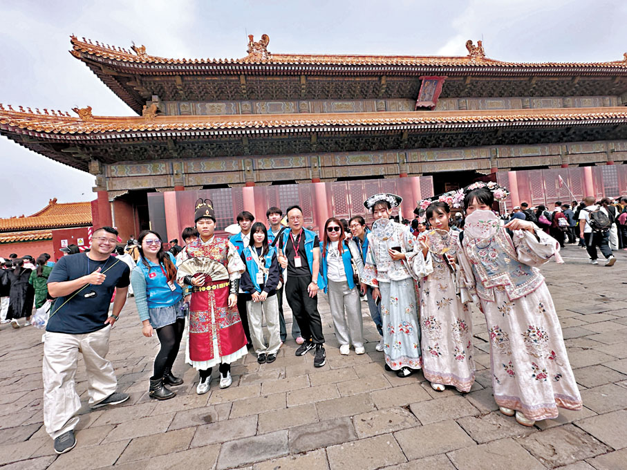 ●故宮引入許多科技，展現傳統文化在數字時代的創新生命力。圖為港青在故宮穿着古裝合影。作者供圖