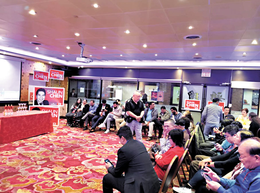 ●多倫多華人選民在酒樓觀看電視轉播選舉情況。 成小智 攝