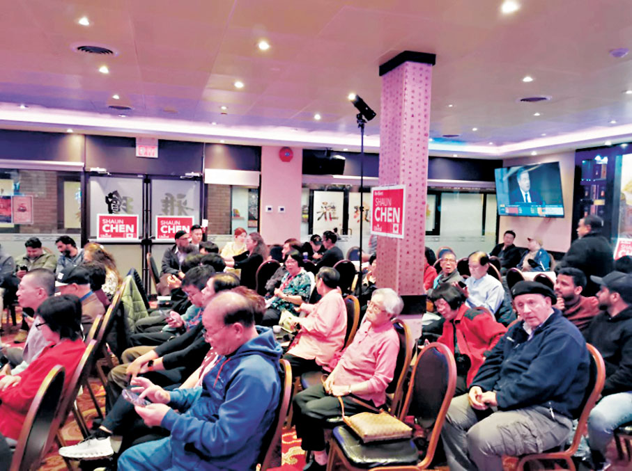 ●不少長者留守至深夜，參加當選議員的祝捷會。 成小智 攝