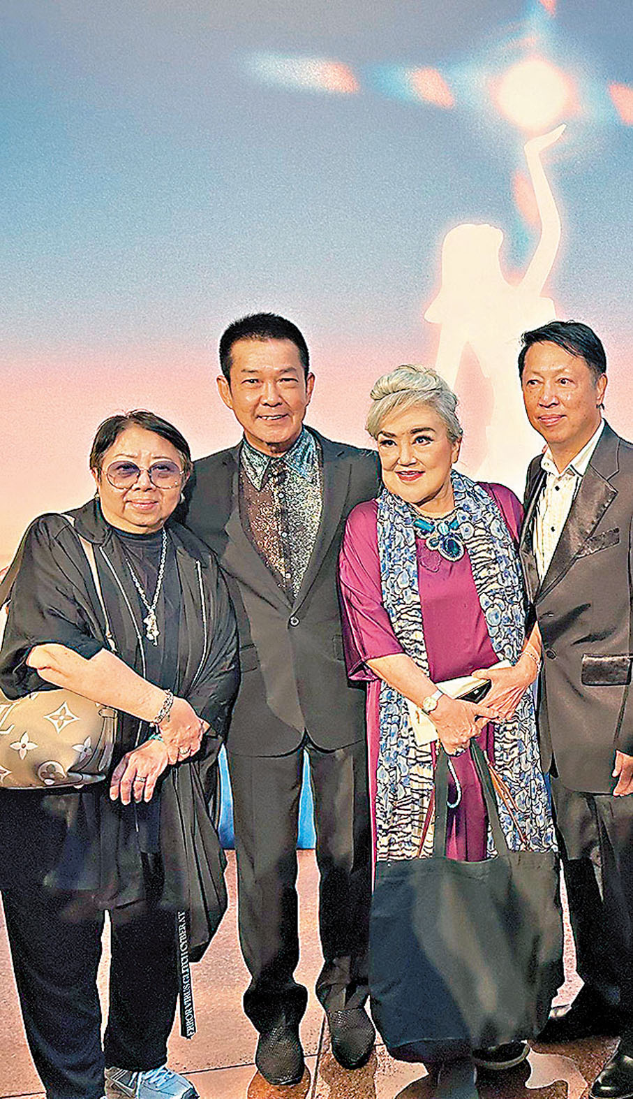 ●元彪（左二）、音音姐（右二）和我們熱情合照。 作者供圖