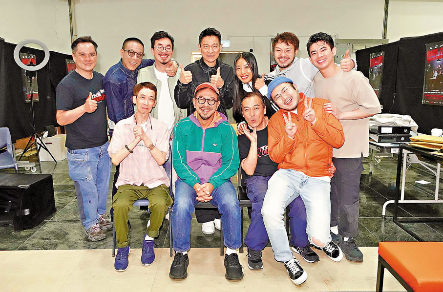 ●舞台劇《你好，打劫！Reunion》進行排練，劉德華探班。