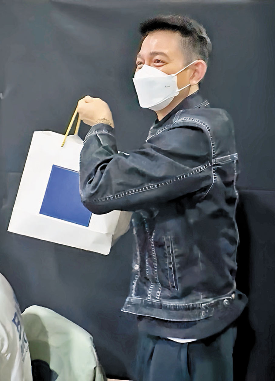 ●劉德華隨手拿起一個紙袋扮演外賣仔。