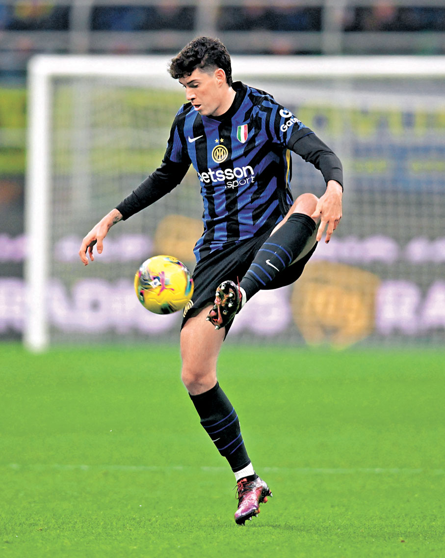 ●國米中堅巴斯東尼領軍力抗巴塞的主場猛攻。  資料圖片