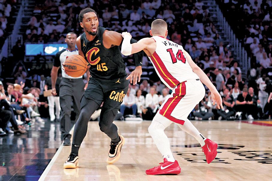 ●當路雲米曹（左）為騎士攻入全隊最高的22分。  法新社