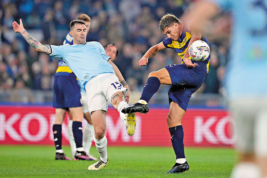 ●拉素後衛羅馬洛尼（左）與柏歷堅奴拚搶。  美聯社