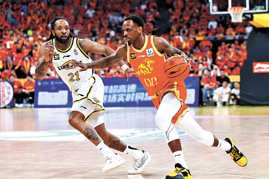 ●廣廈球員納納利（右一）在比賽中持球推進。中新社