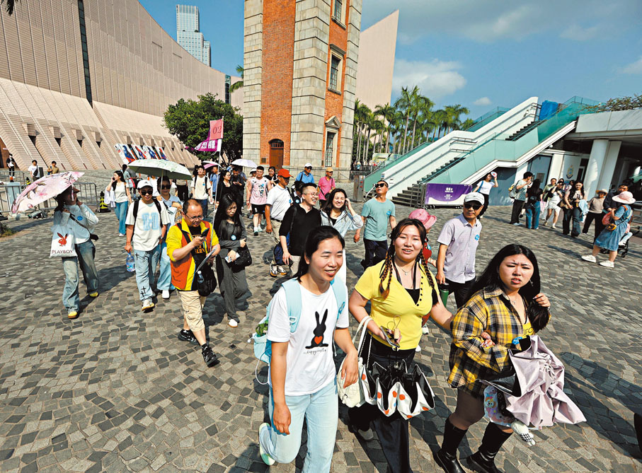 ●不少內地旅客昨日到尖沙咀遊逛。 香港文匯報記者曾興偉 攝