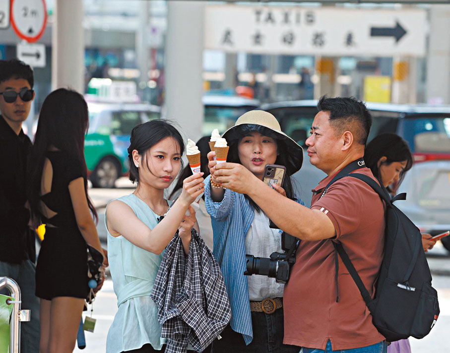 ●雪糕打卡成功吸引了記者的鏡頭。香港文匯報記者曾興偉 攝