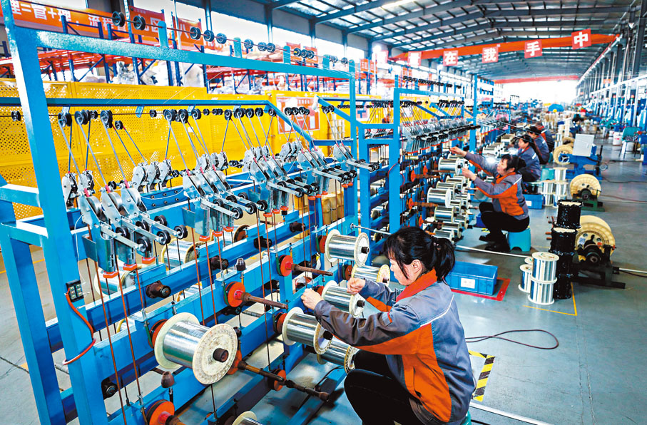 ●專家表示，民營經濟促進法從法律上明確了對民營經濟和市場公平競爭的保護。圖為3月22日，工人在位於江蘇省興化市戴南鎮的江蘇銀錫高溫線纜有限公司生產車間作業。 資料圖片