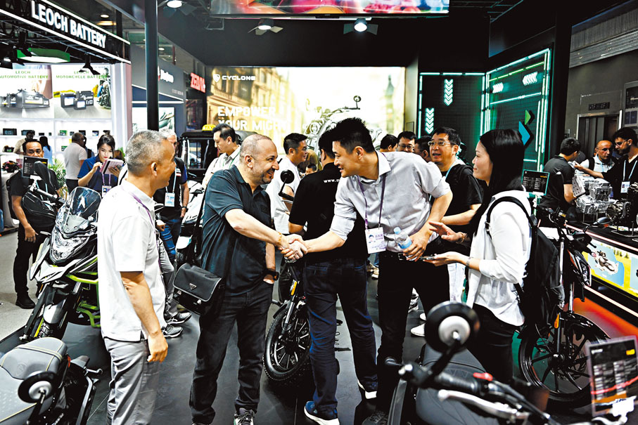 ●專家表示形成良好的營商環境，就能吸引更多外資。圖為4月16日，在第137屆廣交會摩托車展區，境外採購商（左二）和參展商（右二）握手交流。 資料圖片