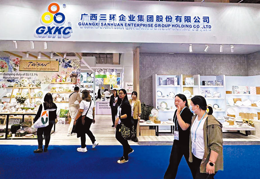 ●在穗參加廣交會的廣西三環企業集團股份有限公司銷售經理梁豫峰指，國家通過立法形式保障民營經濟發展，給出了「說得清、看得見」的法律保障，這顆「定心丸」對於民營企業家來說尤為珍貴。香港文匯報記者盧靜怡  攝