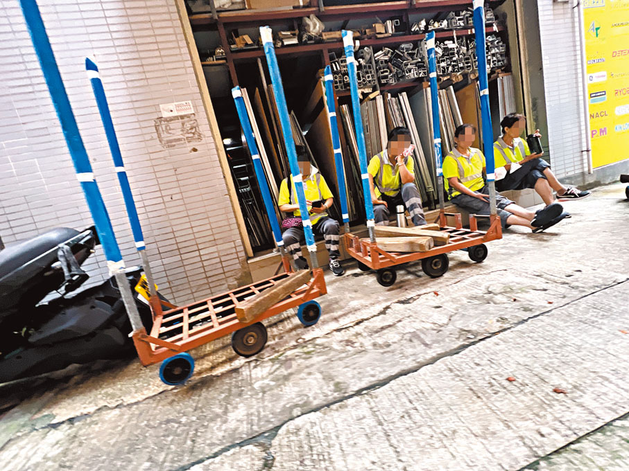 ●上午8點40分左右，4名清潔工無須工作在後巷閒聊休息直至午飯時間。