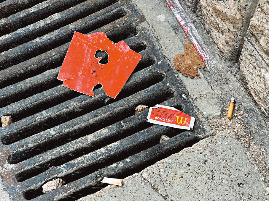 ●麥當勞薯條盒在行人路上一周都未被清掃，已被老鼠啃食。